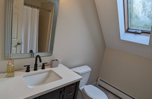 West Barnstable Casa | Experience Serene Nostalgia at Sadie's Place: A Charming West Barnstable Retrea