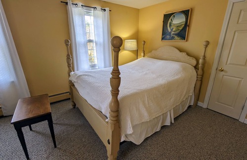 West Barnstable Casa | Experience Serene Nostalgia at Sadie's Place: A Charming West Barnstable Retrea