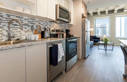 Crossroads Arts District Condominio | Experience Serenity in an Elegant Accommodation with a Heavenly Rooftop Haven 31