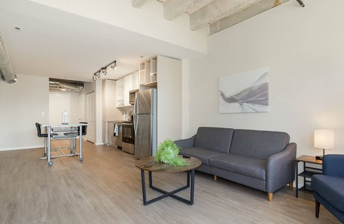 Crossroads Arts District Condominio | Experience Serenity in an Elegant Accommodation with a Heavenly Rooftop Haven 31