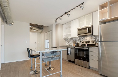 Crossroads Arts District Condominio | Experience Serenity in an Elegant Accommodation with a Heavenly Rooftop Haven 31