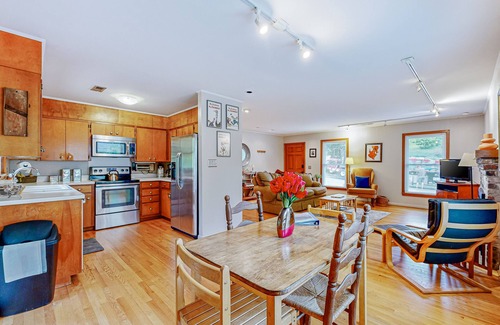 Lake Junaluska Casa | Experience "Sunny Retreat" in Lake Junaluska - Cozy Sunroom, Pool, Trails, More