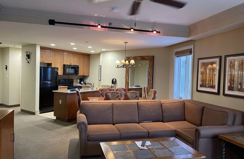 Tahoe Village Complejo | Experience Tahoe's Ski Scene at Holiday Inn Club Vacations Tahoe Ridge Resort