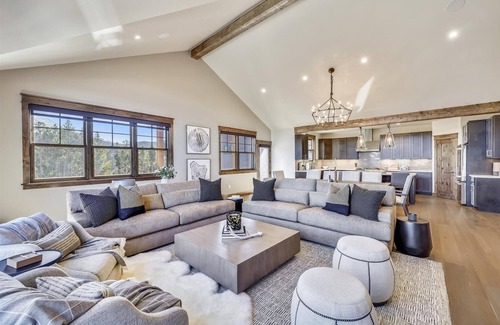Baldy Mountain Casa | Experience the charm of Cocoa Cabin, a spacious retreat with stunning views & luxurious amenities.