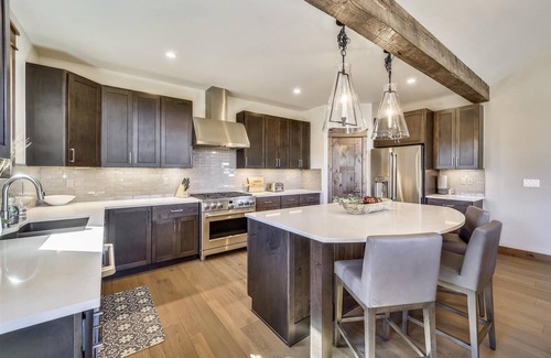 Baldy Mountain Casa | Experience the charm of Cocoa Cabin, a spacious retreat with stunning views & luxurious amenities.