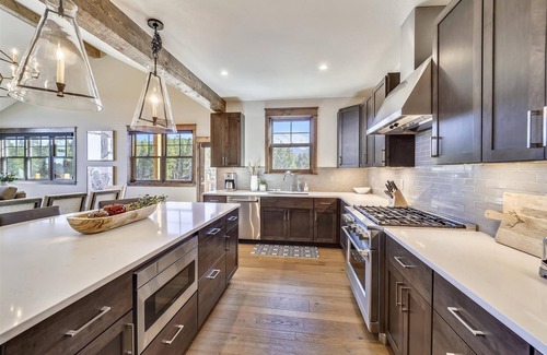 Baldy Mountain Casa | Experience the charm of Cocoa Cabin, a spacious retreat with stunning views & luxurious amenities.