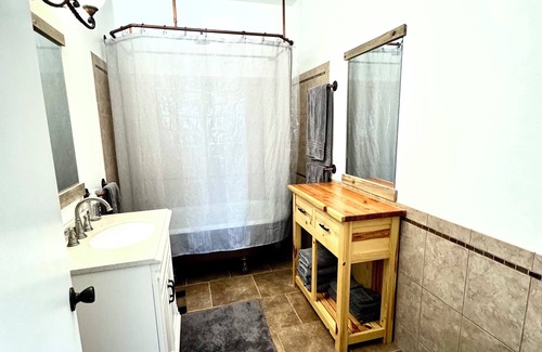 Sheridan Casa | Experience the charm of Sheridan with our cozy two 2-bedroom, one bath house!