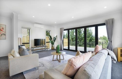 Hamilton Casa | Experience The Magic of Riverside Living - 5 beds