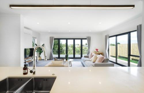 Hamilton Casa | Experience The Magic of Riverside Living - 5 beds