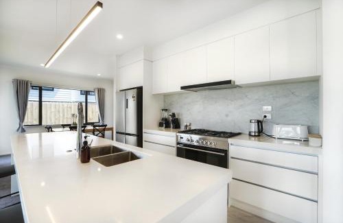 Hamilton Casa | Experience The Magic of Riverside Living - 5 beds