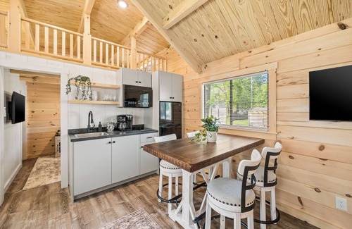 Branson Cabina | Experience the timeless charm of the Pinecrest Cabin, a delightful twist on the classic cabin style. Step inside and be greeted by the warm and rustic log cabin ambiance that will transport you to the heart of Branson, MO.