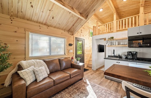 Bull Creek Cabina | Experience the timeless charm of the Pinecrest Cabin, a delightful twist on the classic cabin style. Step inside and be greeted by the warm and rustic log cabin ambiance that will transport you to the heart of Branson, MO.
