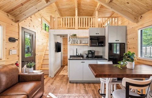 Bull Creek Cabina | Experience the timeless charm of the Pinecrest Cabin, a delightful twist on the classic cabin style. Step inside and be greeted by the warm and rustic log cabin ambiance that will transport you to the heart of Branson, MO.