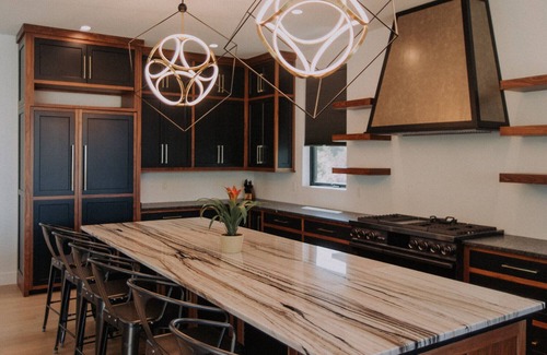 Benton Harbor Casa | Experience the Ultimate in Luxury Living at the Hill House