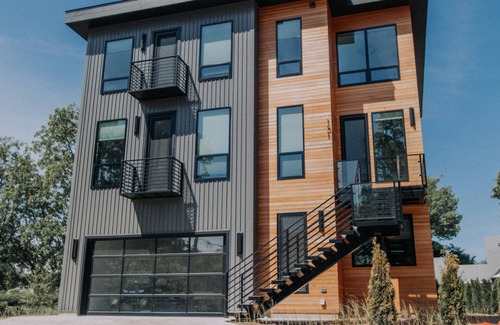 Benton Harbor Casa | Experience the Ultimate in Luxury Living at the Hill House