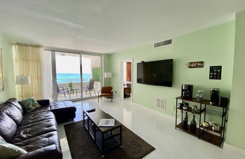Barrier Island Condominio | Experience the epitome of luxury in this OCEANFRONT condo