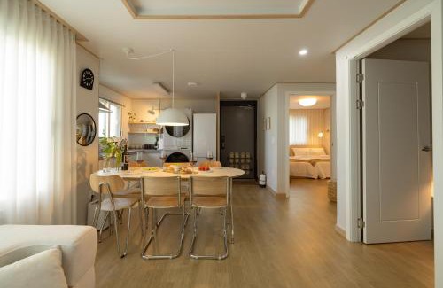 Gwanghui-dong Apartamento | Experience the vibrant city of Seoul at our stylish stay o-nol