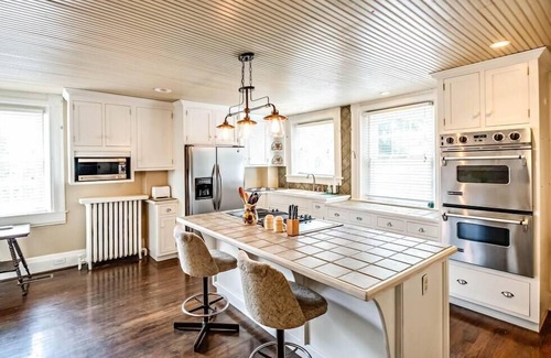 Tazewell Casa | Experience the vibrant Nelle May Room at the historic Litz Mansion in Tazewell, VA