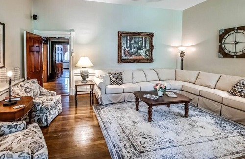 Tazewell Casa | Experience the vibrant Nelle May Room at the historic Litz Mansion in Tazewell, VA