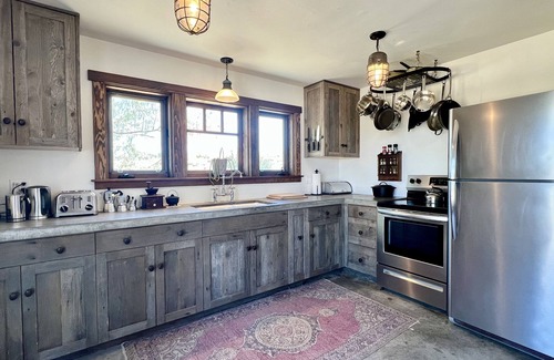 Pioneertown Casa | Experimente el rancho material Victorian-West @Riot
