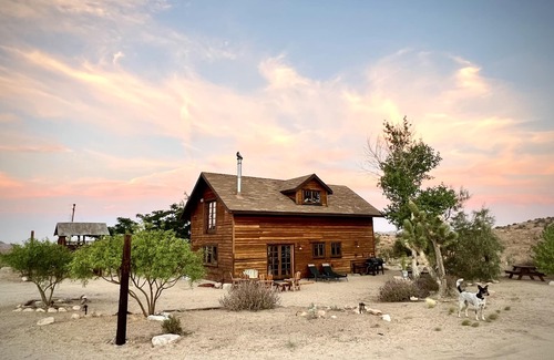 Pioneertown Casa | Experimente el rancho material Victorian-West @Riot