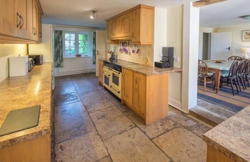 Shorwell Casa | Experience this 7-bedroom, self-contained wing of a magnificent Jacobean manor