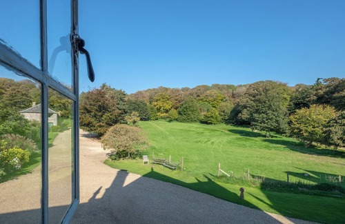 Shorwell Casa | Experience this 7-bedroom, self-contained wing of a magnificent Jacobean manor