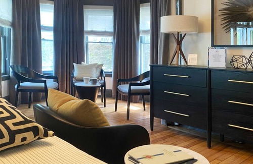 Lenox Cama Y Desayuno | Experience Timeless Elegance in The Niles Johnson Room at The Cornell Inn