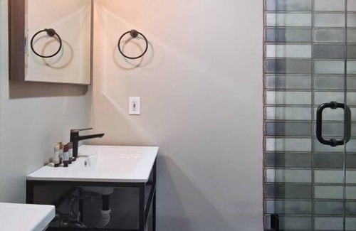 Lenox Cama Y Desayuno | Experience Timeless Elegance in The Niles Johnson Room at The Cornell Inn