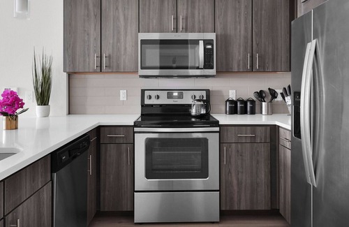 Deerwood Apartamento | Experience tranquility and convenience at our delightful suburban retreat in Jacksonville