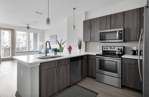 Deerwood Apartamento | Experience tranquility and convenience at our delightful suburban retreat in Jacksonville