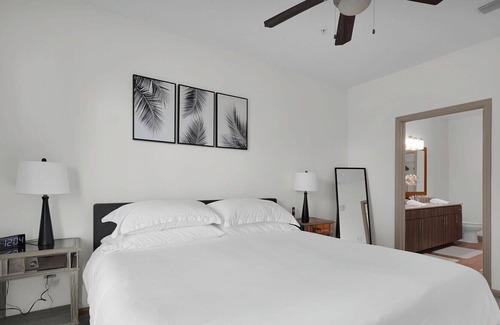 Deerwood Apartamento | Experience tranquility and convenience at our delightful suburban retreat in Jacksonville