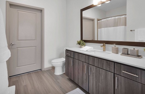 Deerwood Apartamento | Experience tranquility and convenience at our delightful suburban retreat in Jacksonville