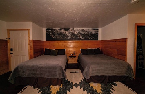 Dubois Cabina | Experience Tranquility in a Premium Double Queen Room Overlooking the River and Stunning Mountain Vistas