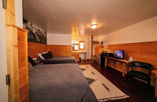 Dubois Cabina | Experience Tranquility in a Premium Double Queen Room Overlooking the River and Stunning Mountain Vistas