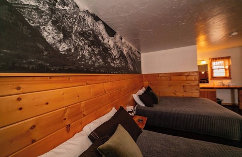Dubois Cabina | Experience Tranquility in a Premium Double Queen Room Overlooking the River and Stunning Mountain Vistas