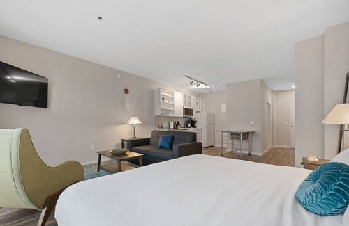 Crossroads Arts District Condominio | Experience True Comfort: Relax in our Spacious and Immaculate Concept Studio 345