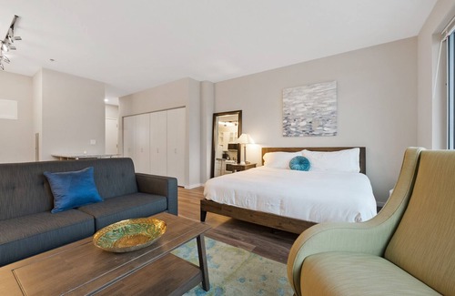 Crossroads Arts District Condominio | Experience True Comfort: Relax in our Spacious and Immaculate Concept Studio 345
