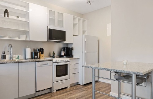 Crossroads Arts District Condominio | Experience True Comfort: Relax in our Spacious and Immaculate Concept Studio 345
