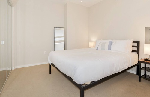 Crossroads Arts District Condominio | Experience Unparalleled Comfort: An Oasis within Reach of Bustling Nightlife 218