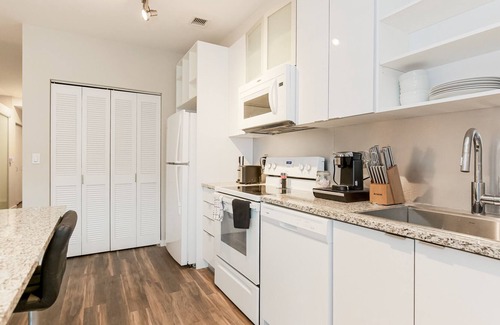 Crossroads Arts District Condominio | Experience Unparalleled Comfort: An Oasis within Reach of Bustling Nightlife 218