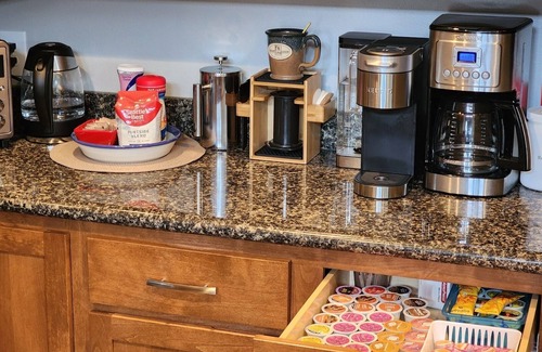 Post Falls Casa | Experience Your Comfy Home Base Getaway - NEW TESLA/EV CHARGER. 5-6 star