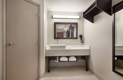 Erie Hotel | Explore Downtown Erie! 4 Units, Minutes Walk to Erie Art Museum! FREE Parking!