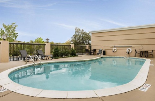 Savannah Casa | Explore Orlando Vineland Premium Outlets! 3 Comfortable Units, Free Parking