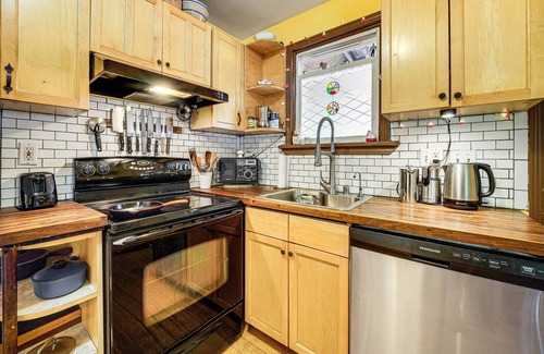 Columbia City Apartamento | Explore Seattle! Charming Apt w/Private Deck