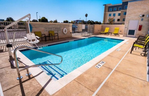 Newark Casa | Explore Silicon Valley in comfort from our all suite