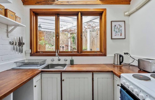 Hobart Central Business District Cabaña | Explore South Hobart Village from an 1855 Cottage