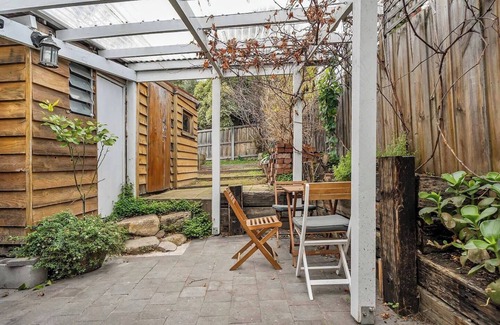 Hobart Central Business District Cabaña | Explore South Hobart Village from an 1855 Cottage
