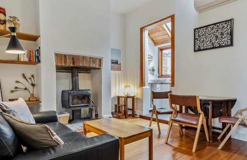 Hobart Central Business District Casa | Explore South Hobart Village from an 1855 Cottage