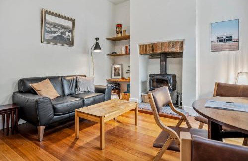 Hobart Central Business District Casa | Explore South Hobart Village from an 1855 Cottage